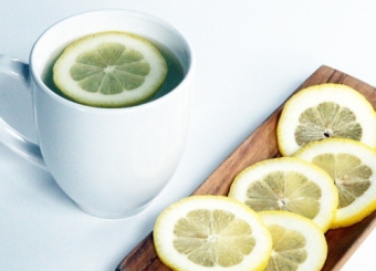 4 lý do nên uống nước chanh nóng vào buổi sáng