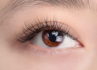 Các nguy cơ tìm ẩn của uốn mi bạn cần biết